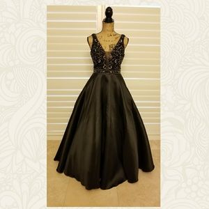 Jolene Formal Sequined Gown, SZ 8 Petite🌹 #52